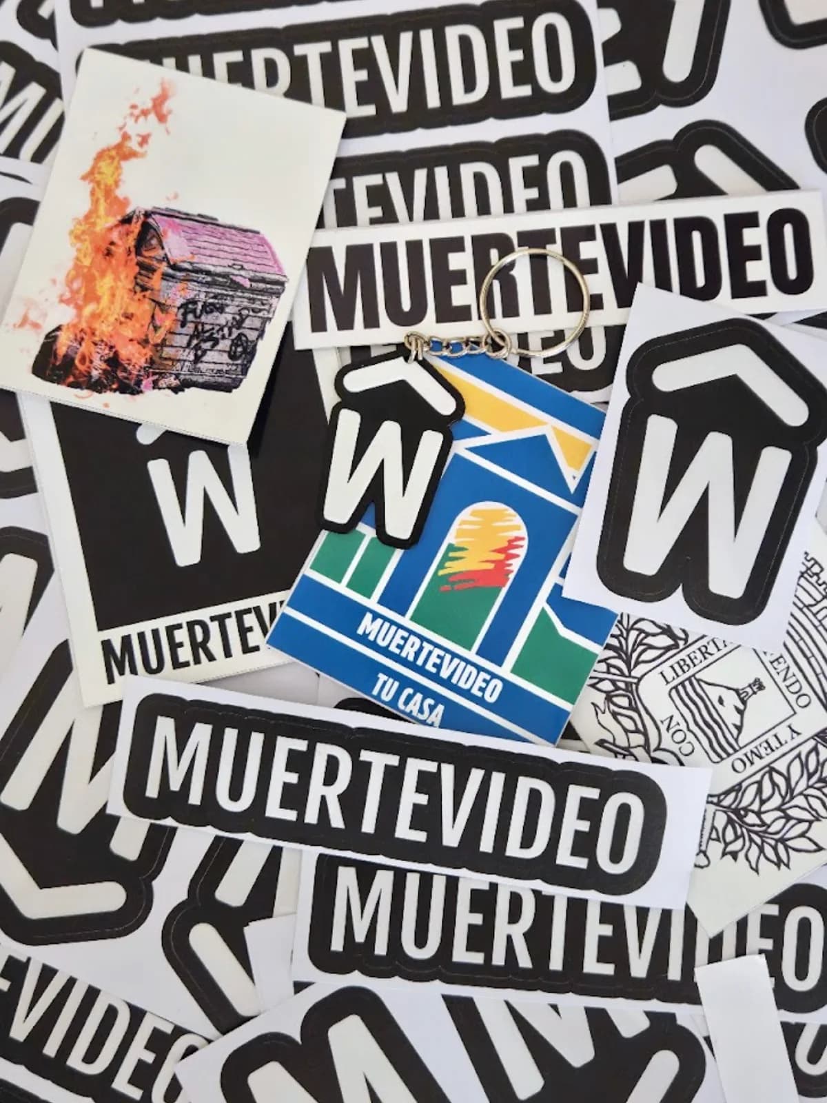 Llavero + 4 stickers